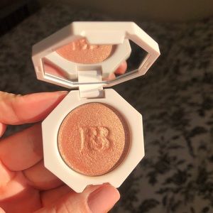 Gift with any purchase 🤎 FENTY Highlighter